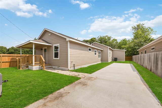 back of house featuring a lawn