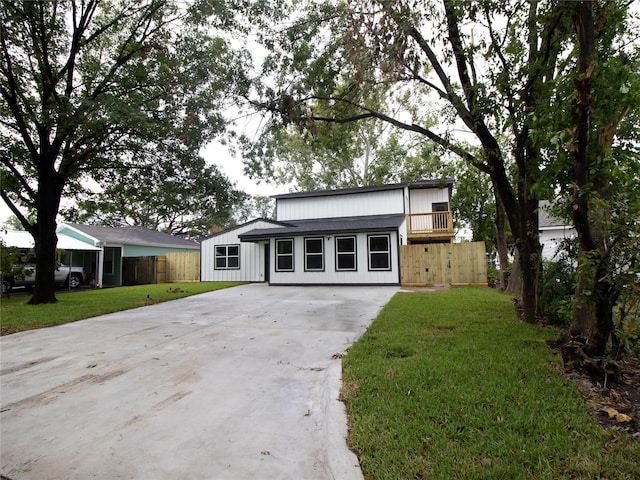 view of front facade with a front yard