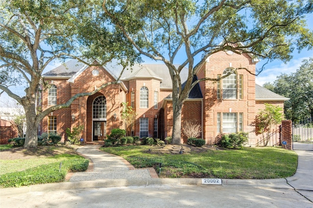 view of front of property featuring a front yard