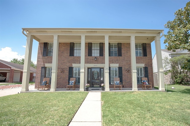 view of front of home featuring a front lawn