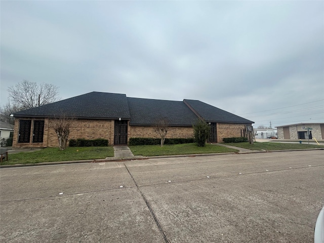 view of front of house with a front yard