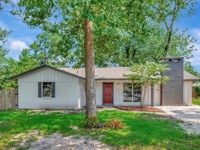 single story home featuring a front lawn