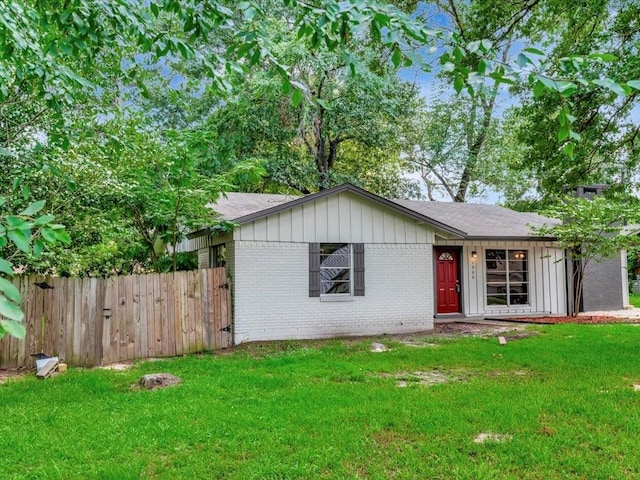 ranch-style house with a front yard