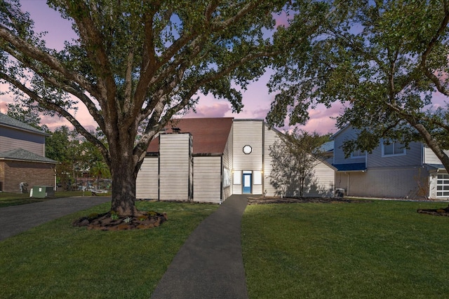 view of front facade with a yard