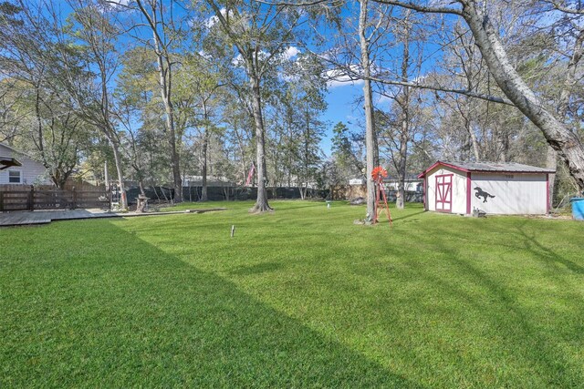 view of yard featuring a shed