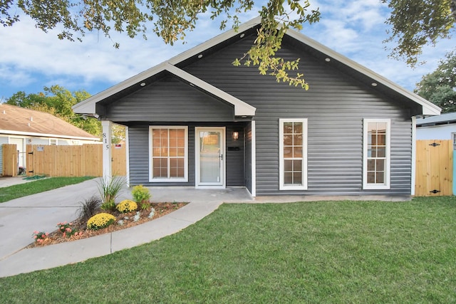 view of front facade featuring a front lawn