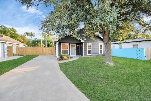 view of front of home featuring a front lawn