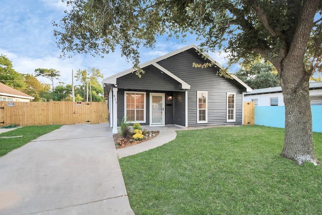 view of front of property featuring a front yard