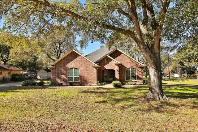 view of front of property with a front yard