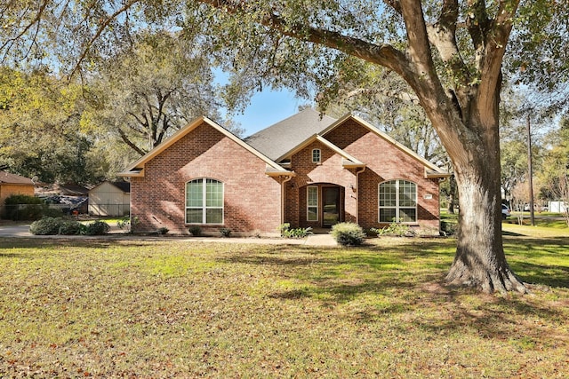 view of front of property with a front lawn