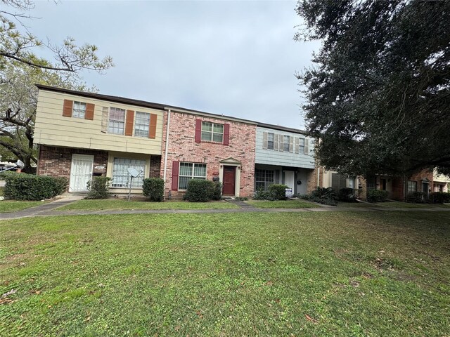 view of front facade featuring a front lawn