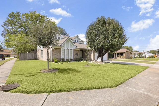 view of front of property featuring a front yard