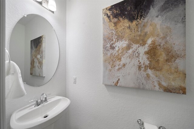 bathroom featuring sink