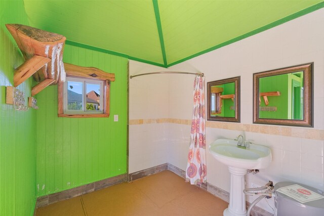 bathroom featuring a shower with curtain