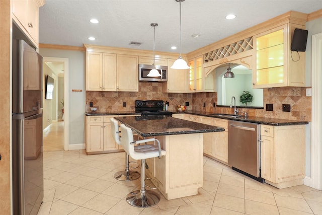 kitchen featuring appliances with stainless steel finishes, a kitchen breakfast bar, sink, a center island, and light tile patterned flooring