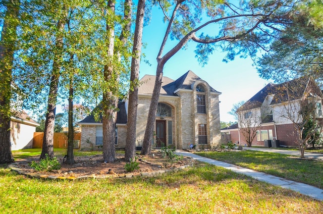 view of front facade featuring a front lawn