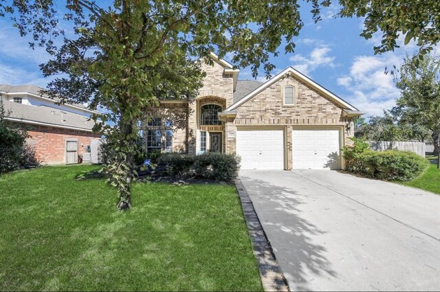 view of front of property featuring a front yard