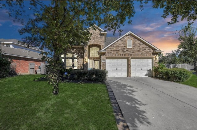 view of front property featuring a lawn