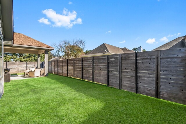 view of yard featuring a patio area