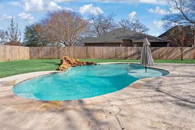 view of pool featuring a lawn