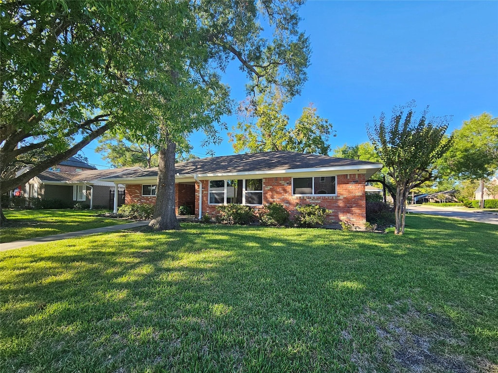 single story home featuring a front yard