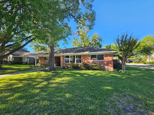 single story home featuring a front yard