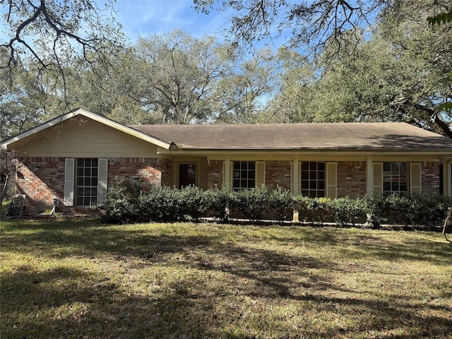 single story home featuring a front lawn