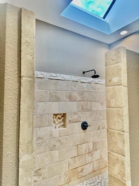 4418 Greens Court Way, Houston, TX 77339 - full bath featuring a tile shower and a skylight