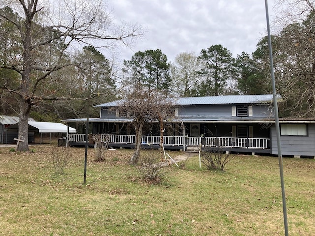 view of front facade with a front lawn