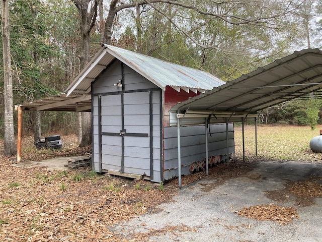 view of outdoor structure featuring a carport