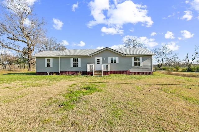 view of front of property featuring a front lawn