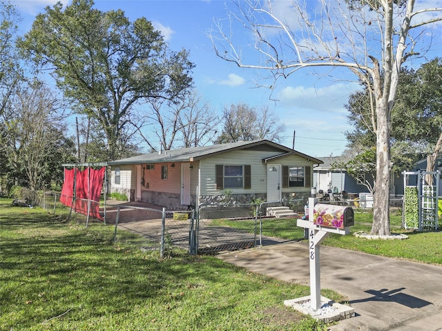 view of front of property featuring a front lawn