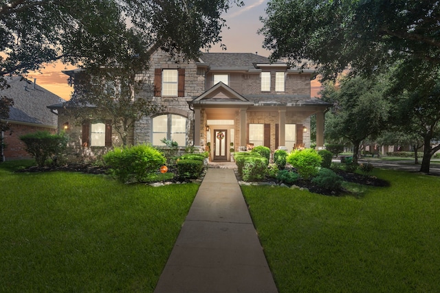 view of front facade with a lawn