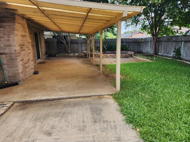 view of yard featuring a patio