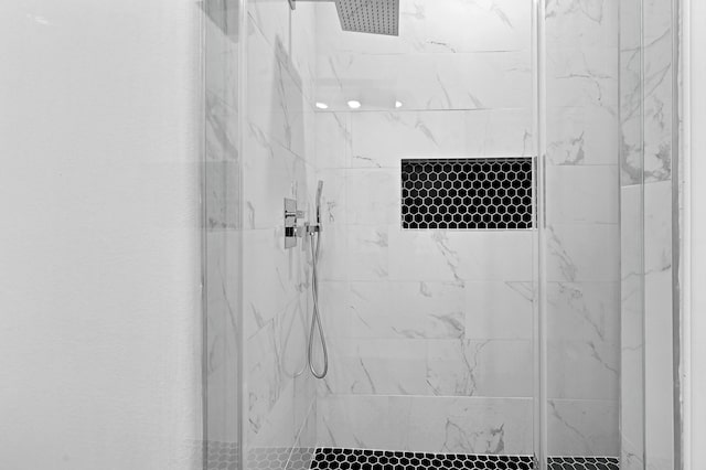 bathroom featuring tiled shower