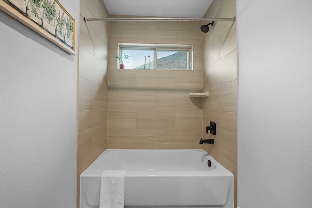 bathroom with tiled shower / bath