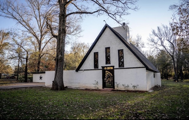 view of front of house featuring a front yard