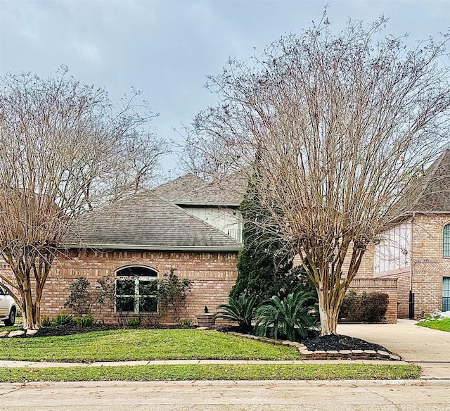 view of front facade with a front lawn