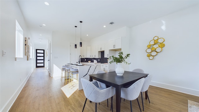 dining area featuring recessed lighting, visible vents, light wood-style flooring, and baseboards