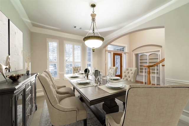 dining area with ornamental molding