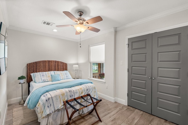 bedroom with ceiling fan, a closet, crown molding, and light hardwood / wood-style flooring