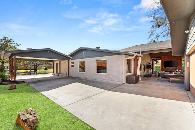 view of front of property with a patio and a front yard