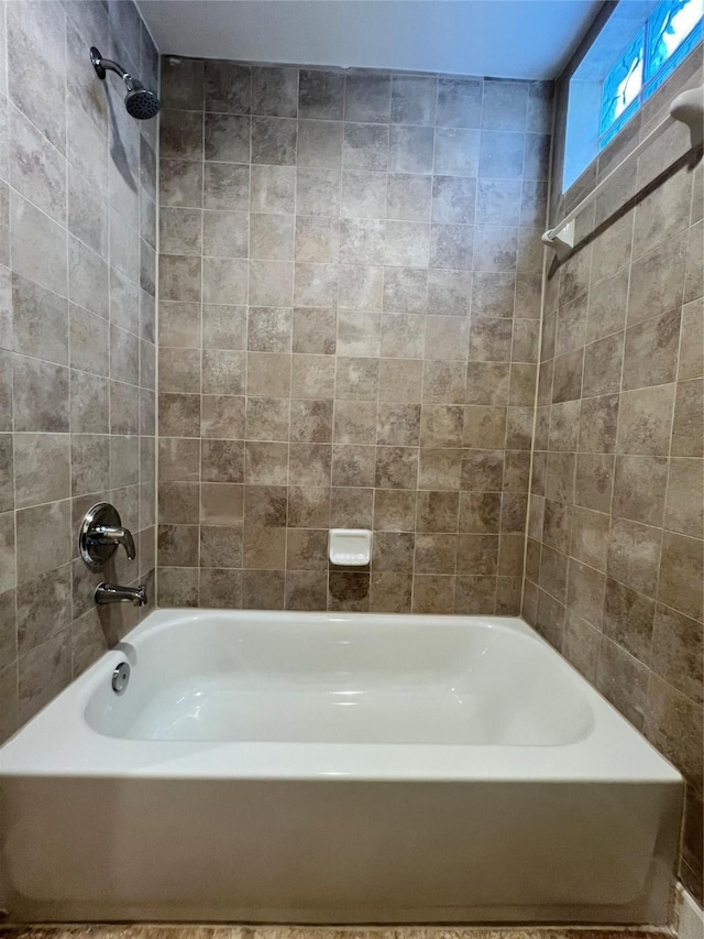 bathroom with tiled shower / bath combo