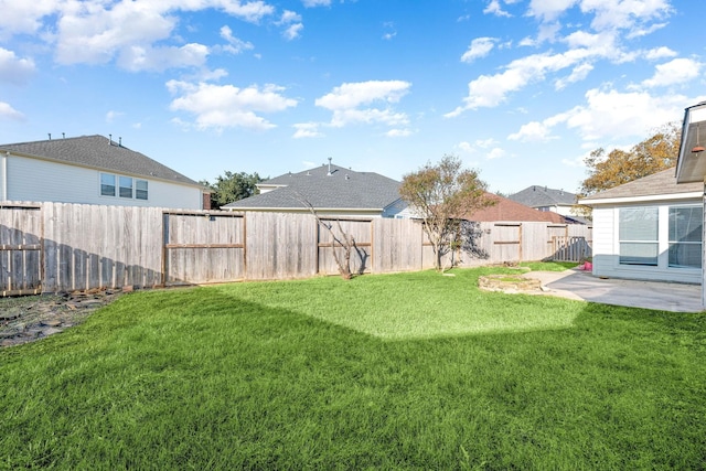 view of yard featuring a patio