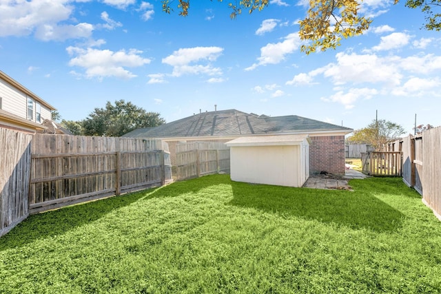 view of yard with an outdoor structure