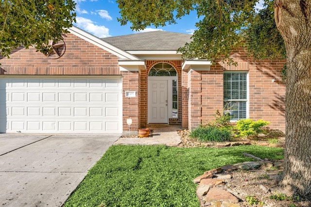 view of front facade with a garage