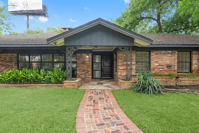 view of front facade with a front yard