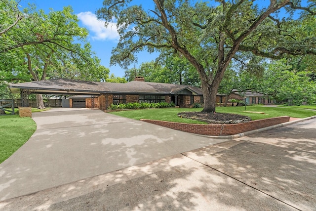 view of front of house featuring a front yard and a carport