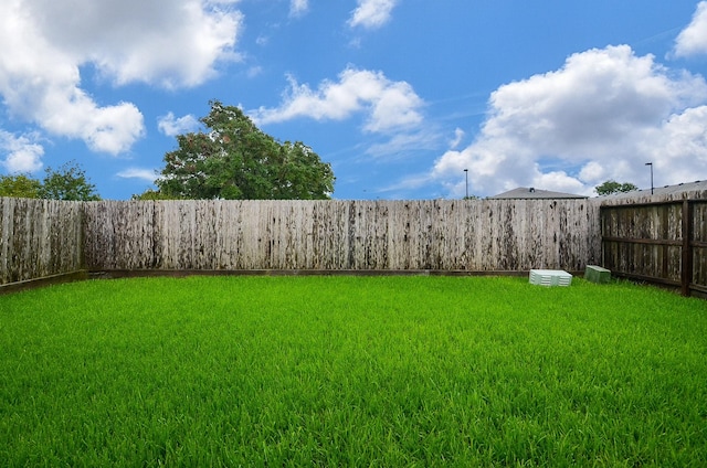 view of yard featuring a fenced backyard