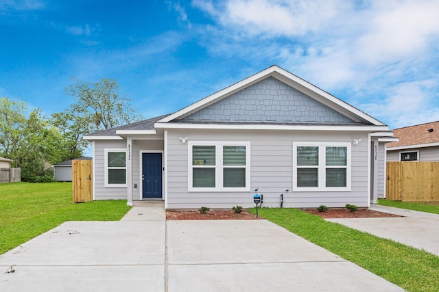 view of front facade with a front lawn